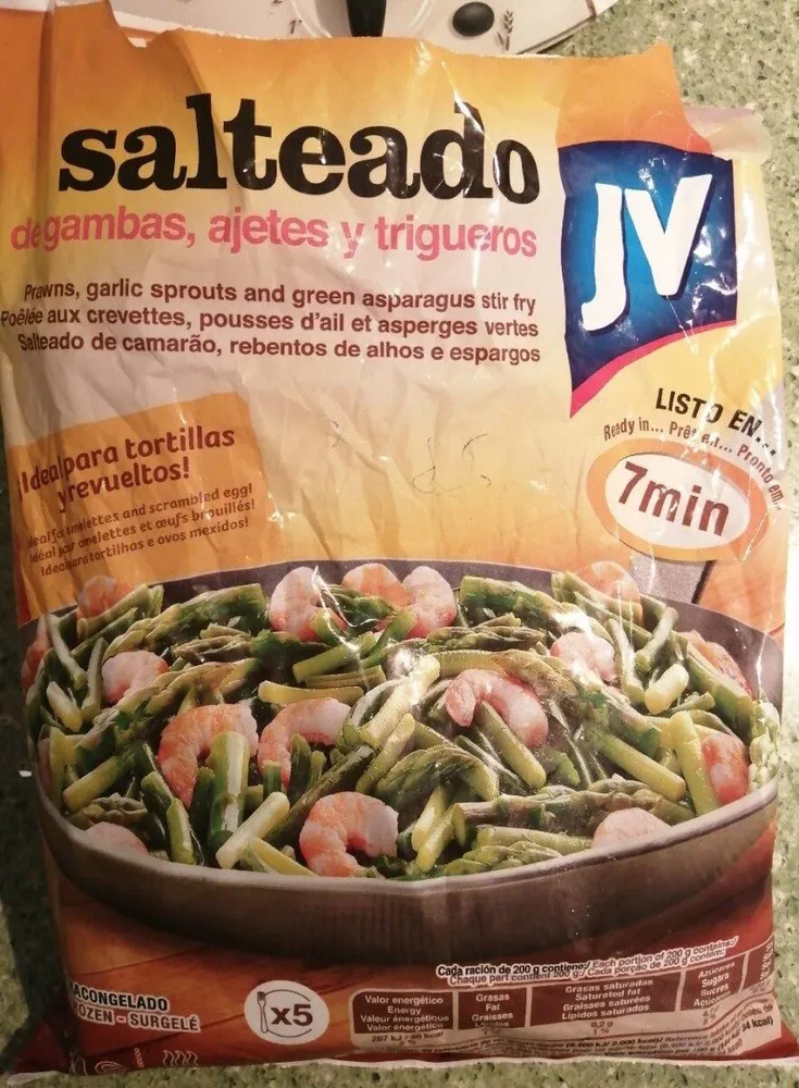 Salteado de gambas, ajetes y trigueros