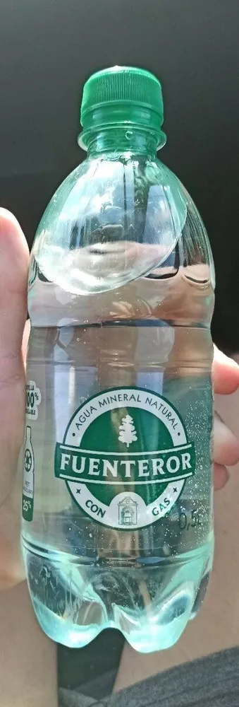 Agua mineral natural con gas