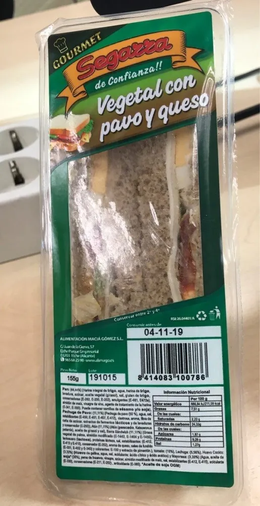 Sandwich vegetal con pavo y queso