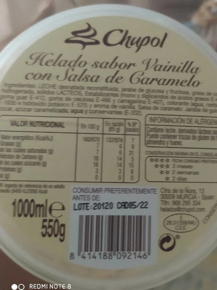 Helado sabor vainilla con salsa de caramelo