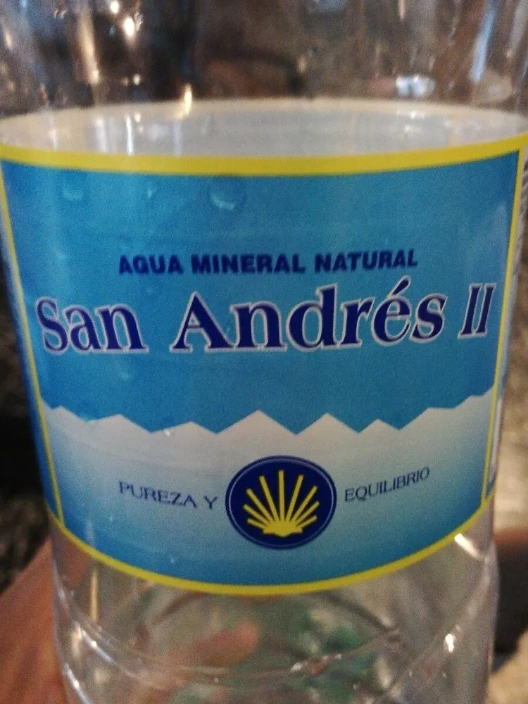 Agua mineral natural