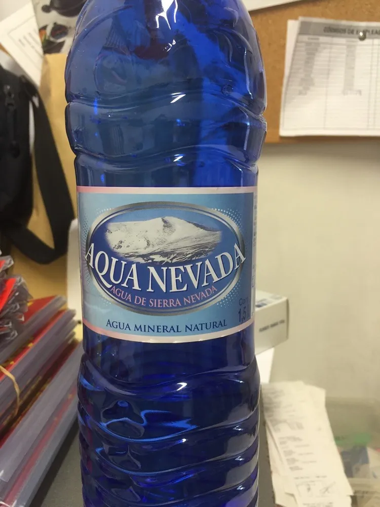 Agua mineral natural