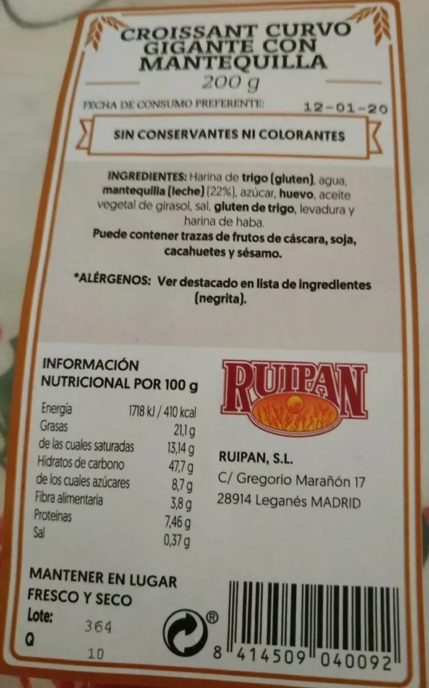 Croissant curvo gigante con mantequilla