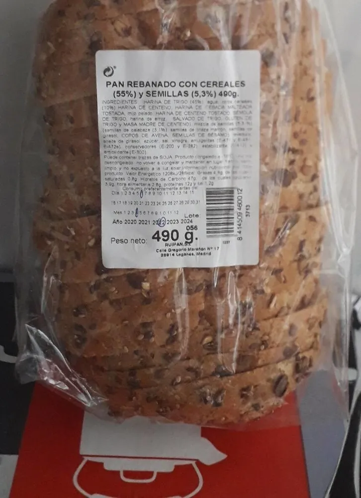 Pan rebanado con semillas de cereales