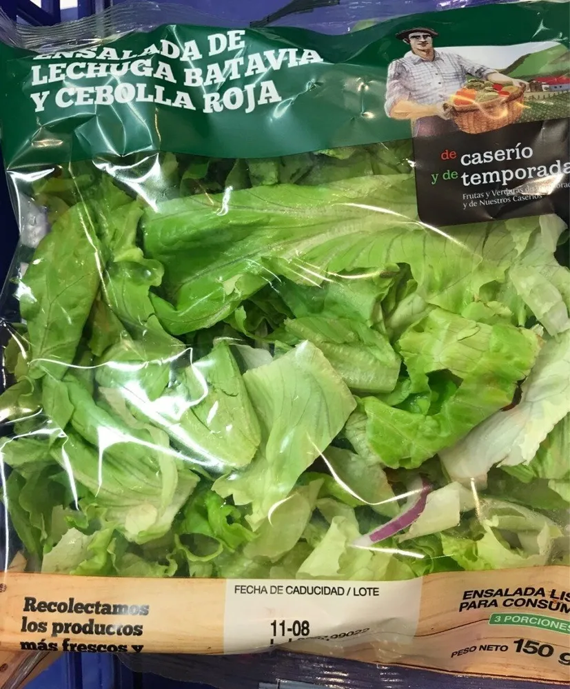 Ensalada de lechuga batavia y cebolla roja
