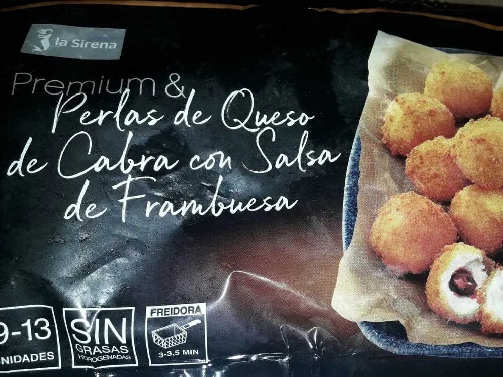 Perlas de queso de cabra con salsa de frambuesa