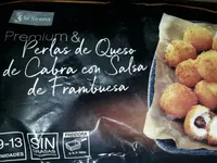 Perlas de queso de cabra con salsa de frambuesa