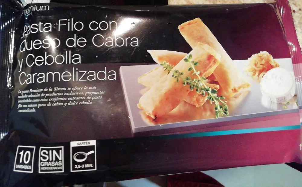 Pasta filo con queso de cabra y cebolla caramelizada
