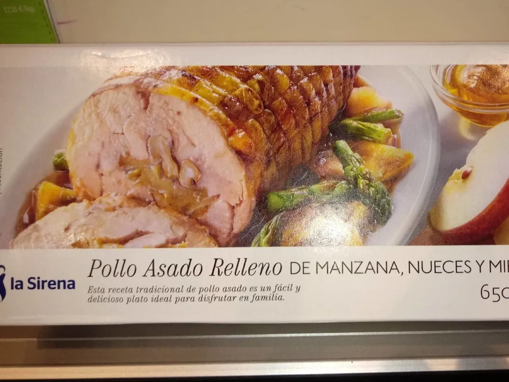 Pollo asado relleno de manzana, nueces y miel