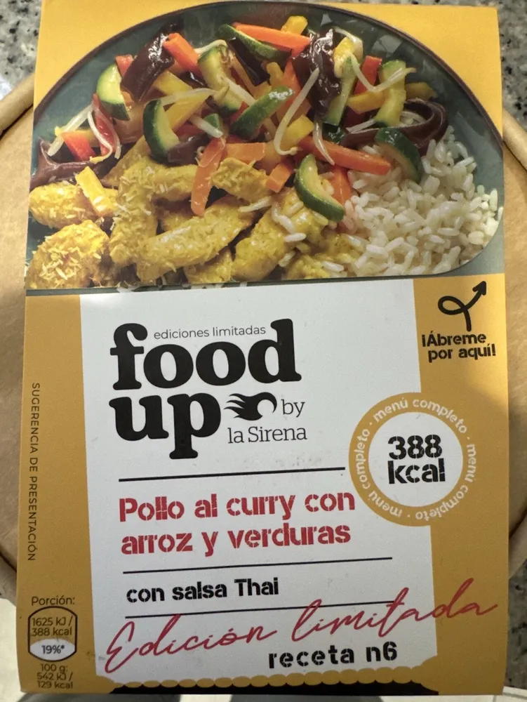 Pollo al curry con arroz y verduras