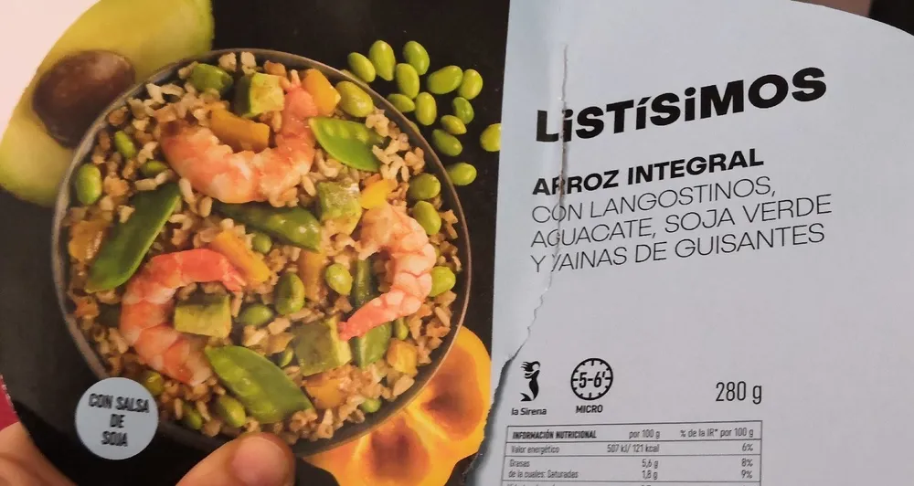 Arroz integral con langostinos, aguacate, soja verde y vainas de guisantes