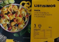 Pasta con vegetales salsa con tomate y albahaca