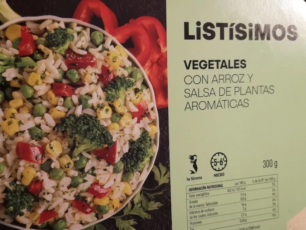 Vegetales con arroz y salsa de plantas aromáticas