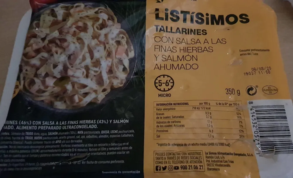 Tallarines con salsa a las finas hierbas y salmón ahumado