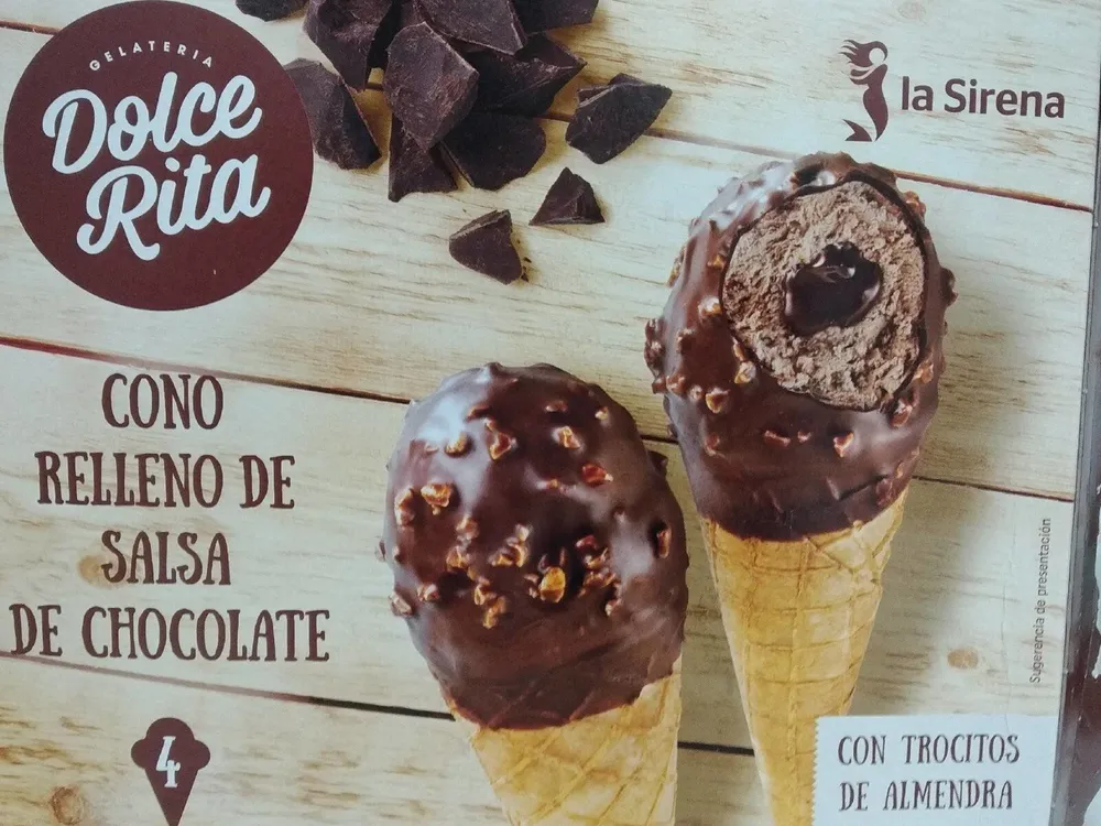 Cono relleno de salsa de chocolate