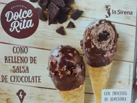 Cono relleno de salsa de chocolate