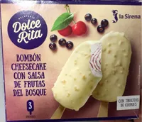 Bombón cheesecake con salsa de frutas del bosque