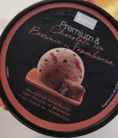 Helado de chocolate con brownie y frambuesa