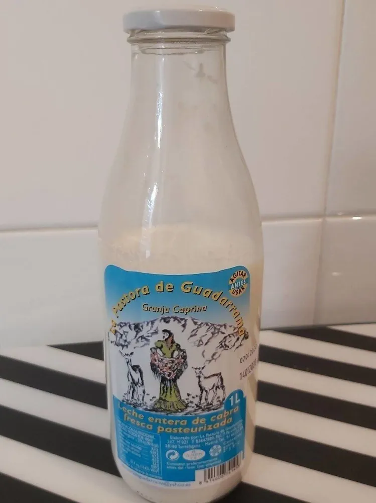 Leche entera de cabra fresca pasteurizada