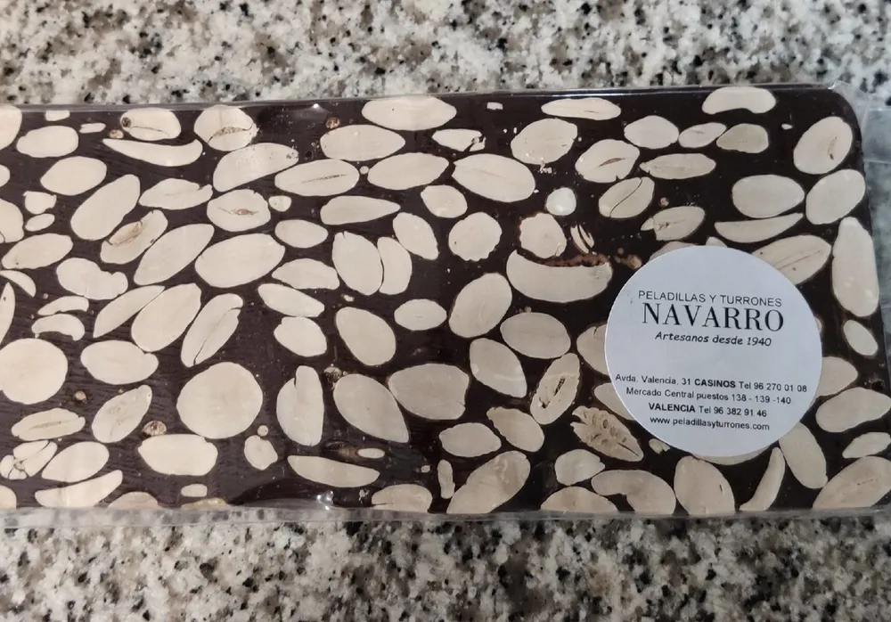 Turrón de chocolate puro con almendra