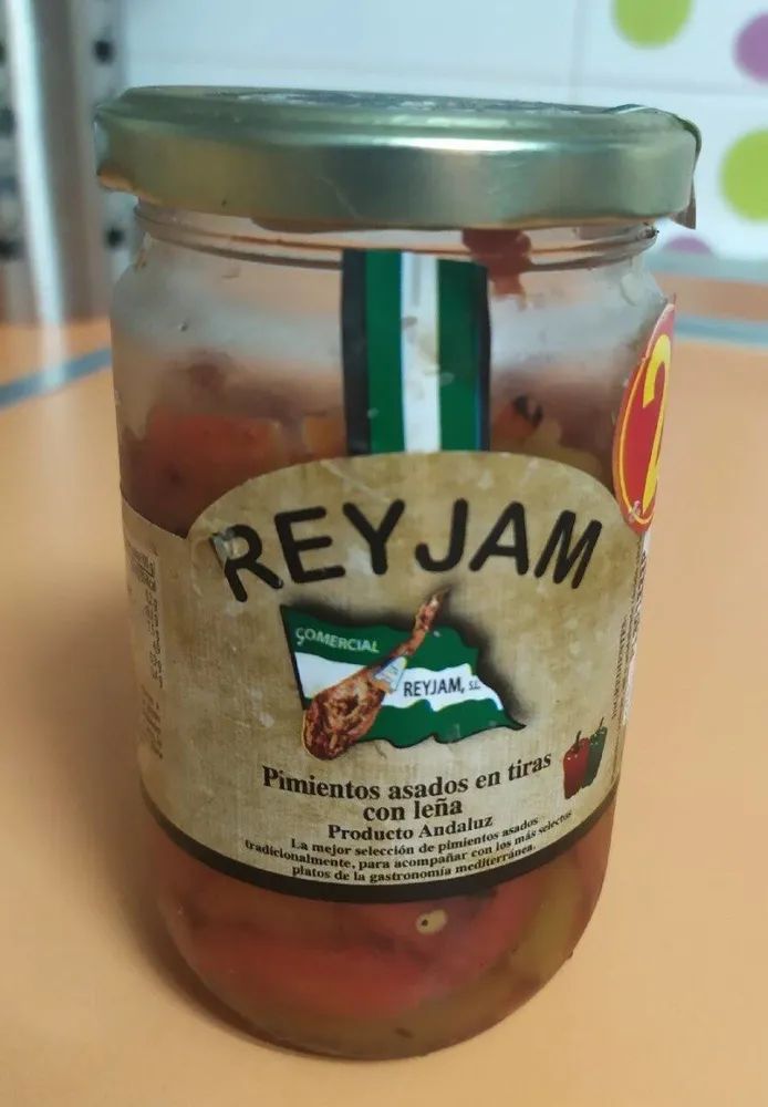 Pimientos asados en tiras con leña