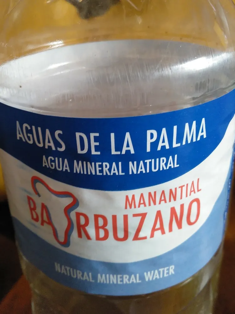 Agua mineral natural