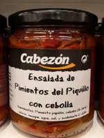 Ensalada de pimientos del piquillo con cebolla