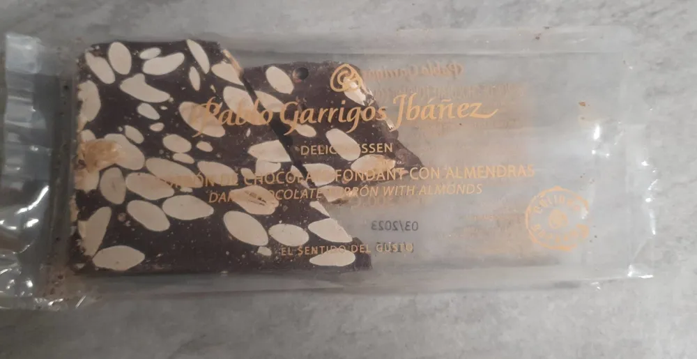 Turrón de chocolate fondant con almendras