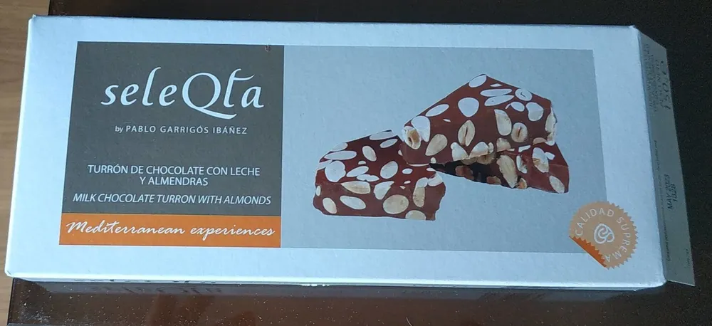 Turrón de chocolate con leche y almendras