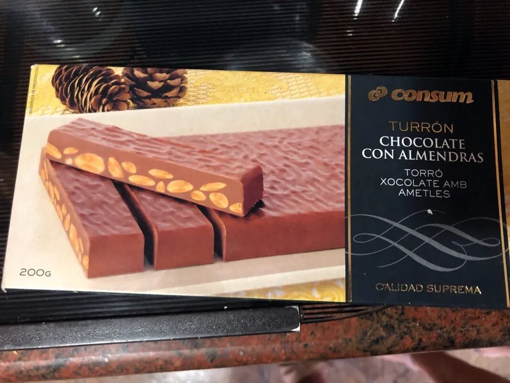Turrón de chocolate con almendras