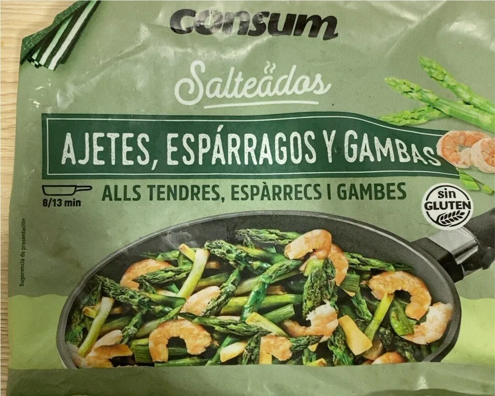 Salteado de ajetes, espárragos y gambas