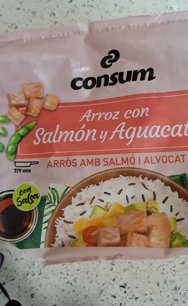 Arroz con salmón y aguacate