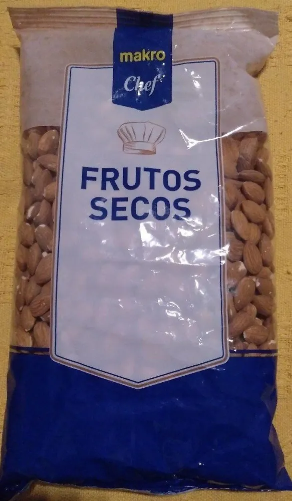 Almendra cruda con piel