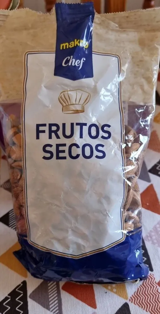 Almendra cruda piel