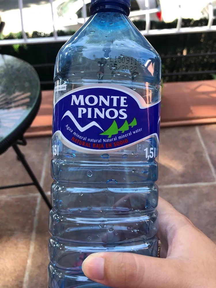 Agua mineral natural