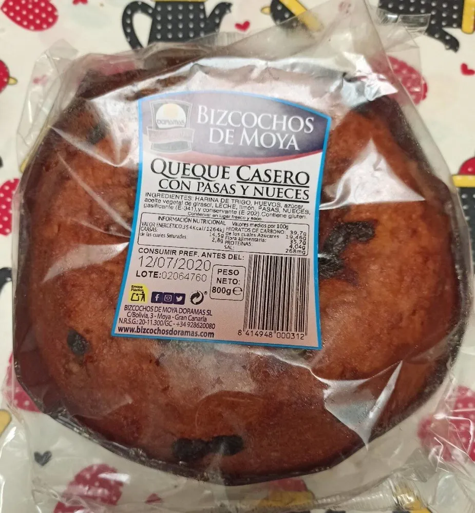 Queque casero con pasas y nueces