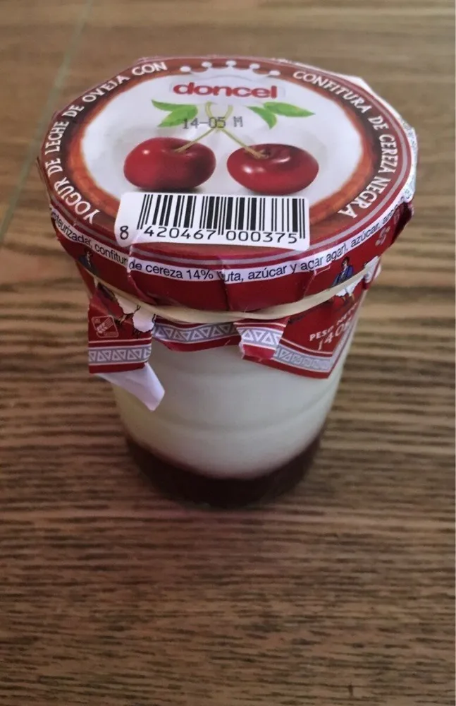 Yogur de leche de oveja con confitura de cereza