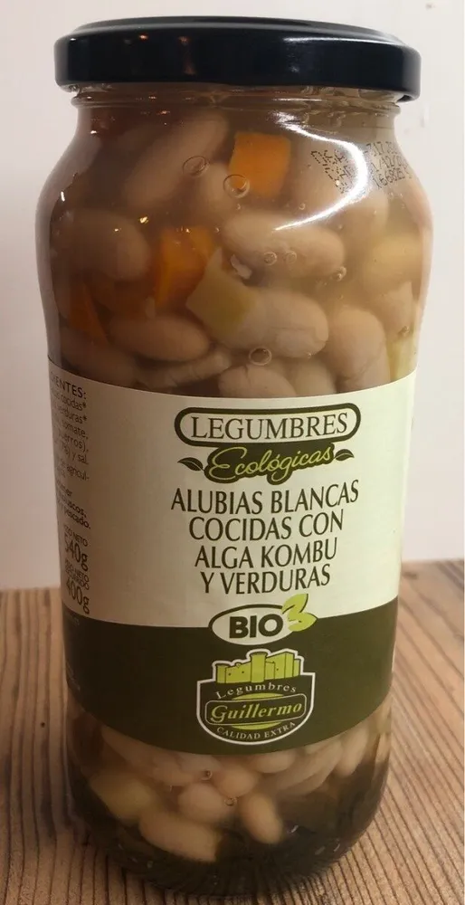 Alubias blancas cocidas con alga kombu y verduras