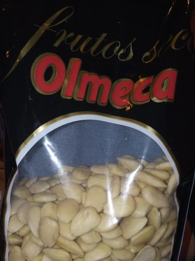 Almendra comuna repelada