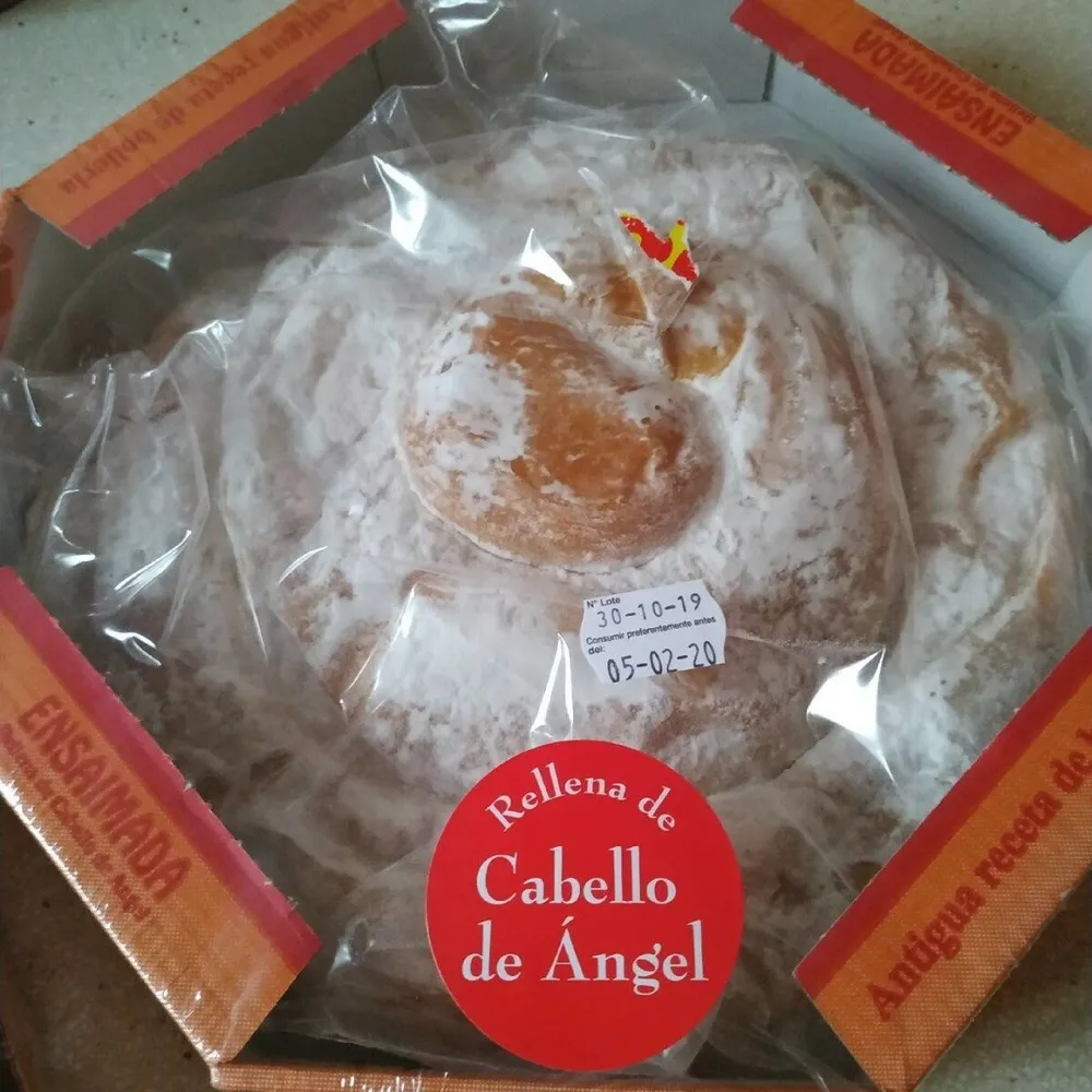 Ensaimada rellena de cabello de angel