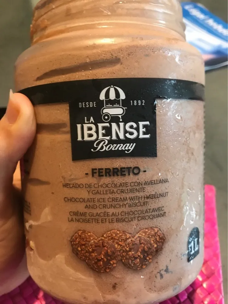 Crème glacee au chocolat avec noisette
