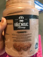 Crème glacee au chocolat avec noisette