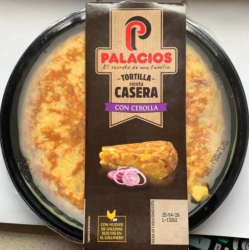 Tortilla de patata con cebolla y huevos camperos