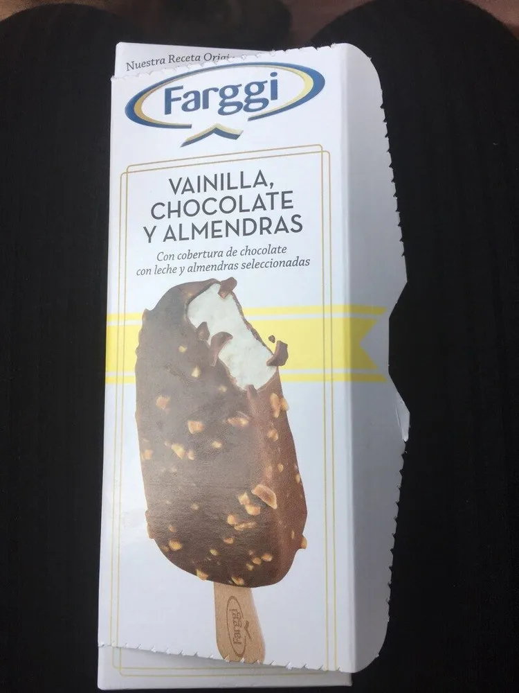 Helado vainilla, chocolate y almendras