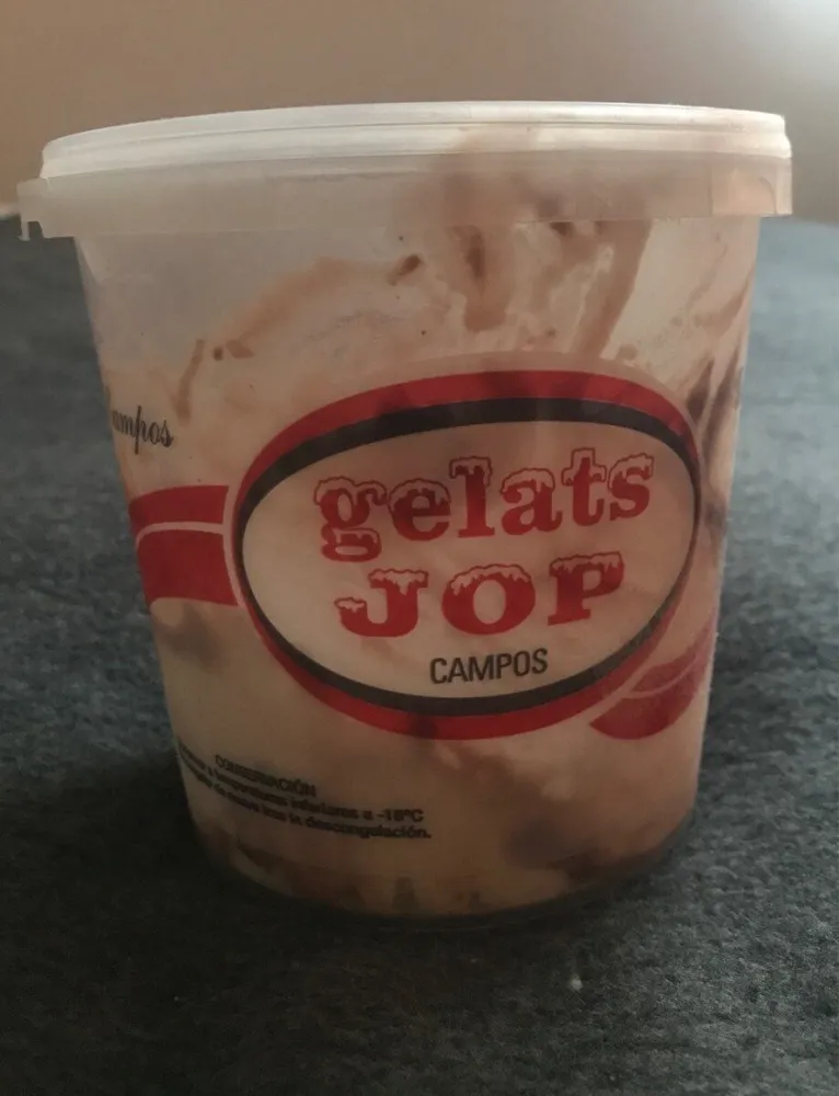 Helado de avellana con salsa de chocolate