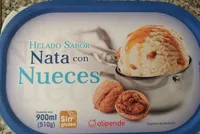 Helado sabor a nata con sirope de nueces