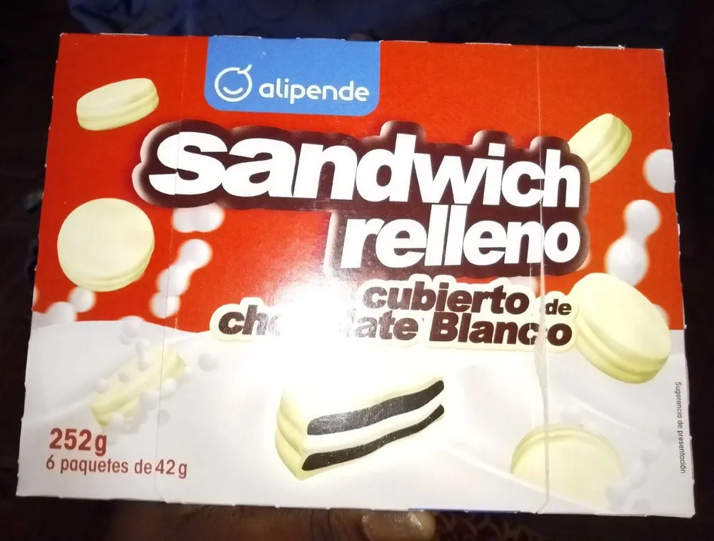 Sandwich relleno cubierto de chocolate blanco