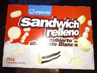 Sandwich relleno cubierto de chocolate blanco
