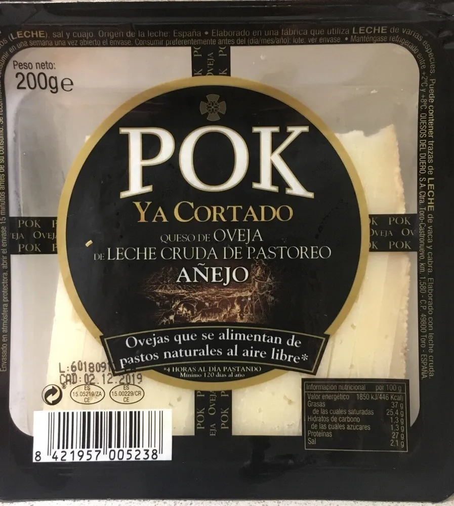 Queso de oveja de leche cruda de pastoreo añejo cortado