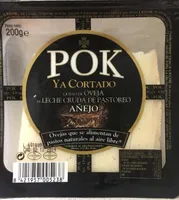 Queso de oveja de leche cruda de pastoreo añejo cortado
